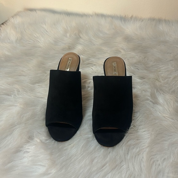 Woman’s Black TAHARI heels - Picture 1 of 4
